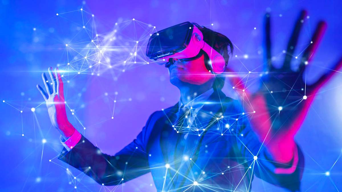 La photo montre une personne qui utilise un casque de réalité virtuelle. Les couleurs qui apparaissent sont le violet et le rose fushia